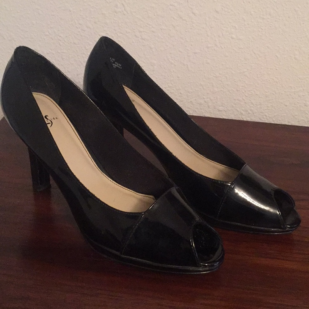 Black patent toeless pumps